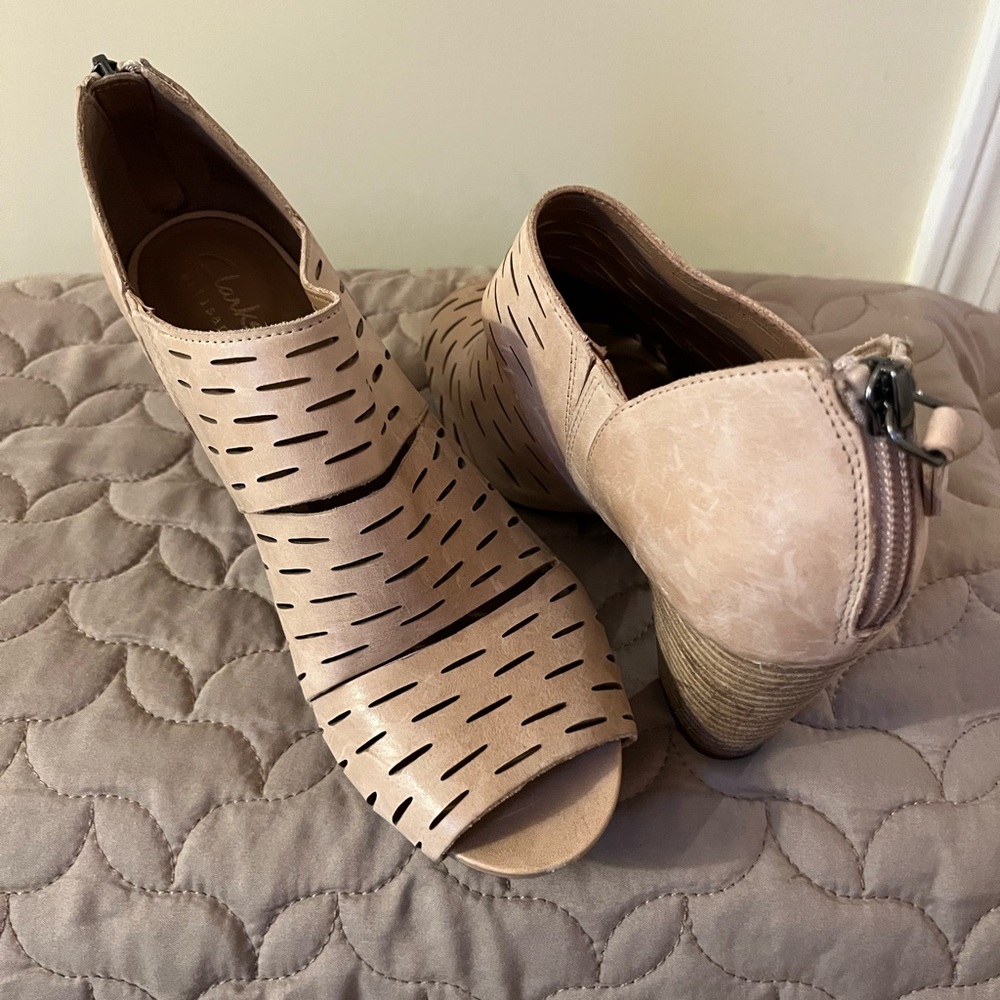 Clarks Women's Beige Peep-Toe Sandals